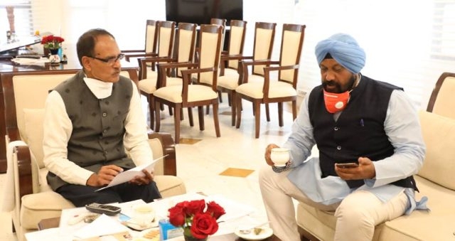 CM Chouhan holds talks with Minister Hardeep Singh Dang over tea
