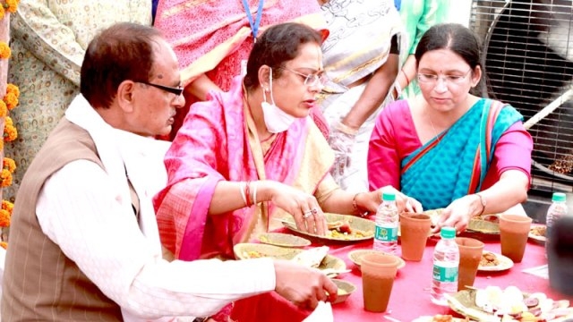 CM Shivraj Singh Chouhan had lunch at Didi Cafe with wife