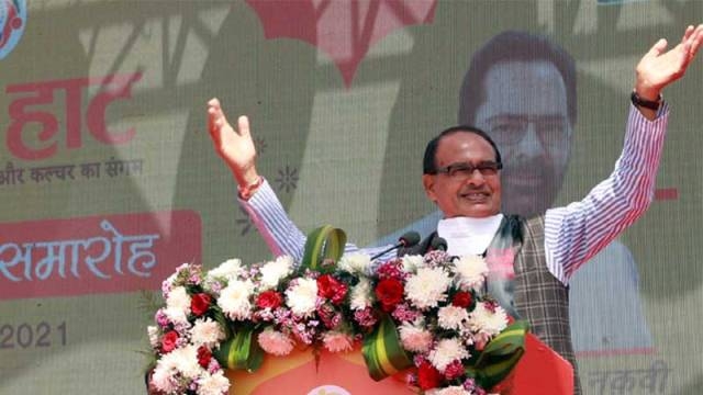 CM Chouhan urges Bhopal residents to see the skill of artisans at Hunar Haat