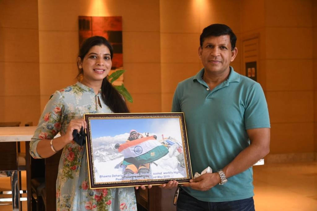 MP mountaineer Bhawna Dehariya inspires 52-yr-old Captain Surendra Singh to scale Mount Everest