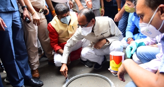 Chief Minister Chouhan distributes masks on the streets of the city and chalks out circles