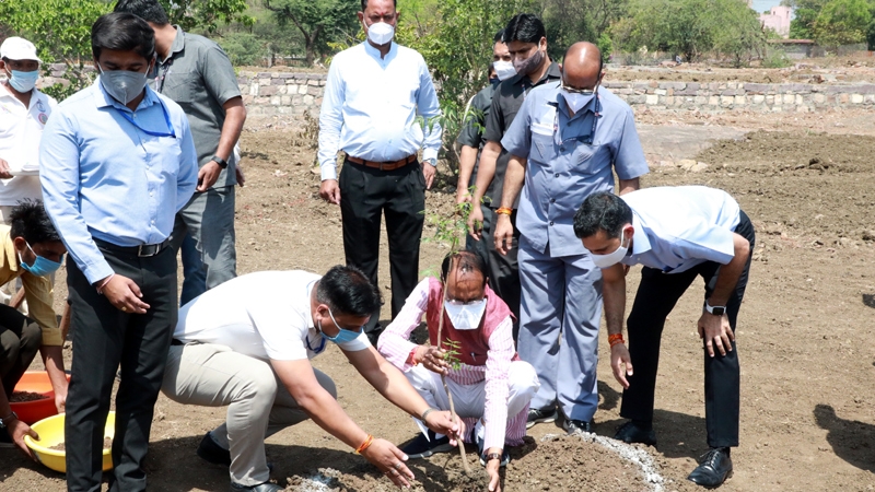 CM Chouhan plants neem saplings in Smart Garden