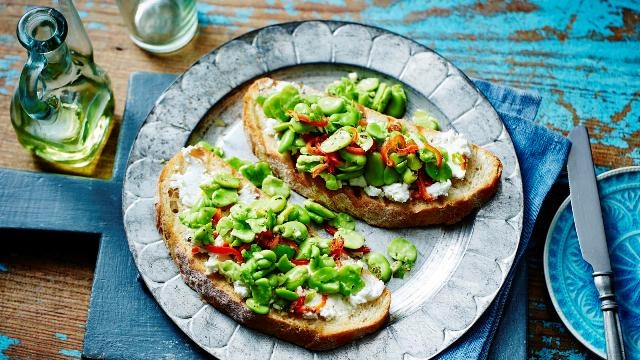 Broad bean and goats’ cheese bruschetta