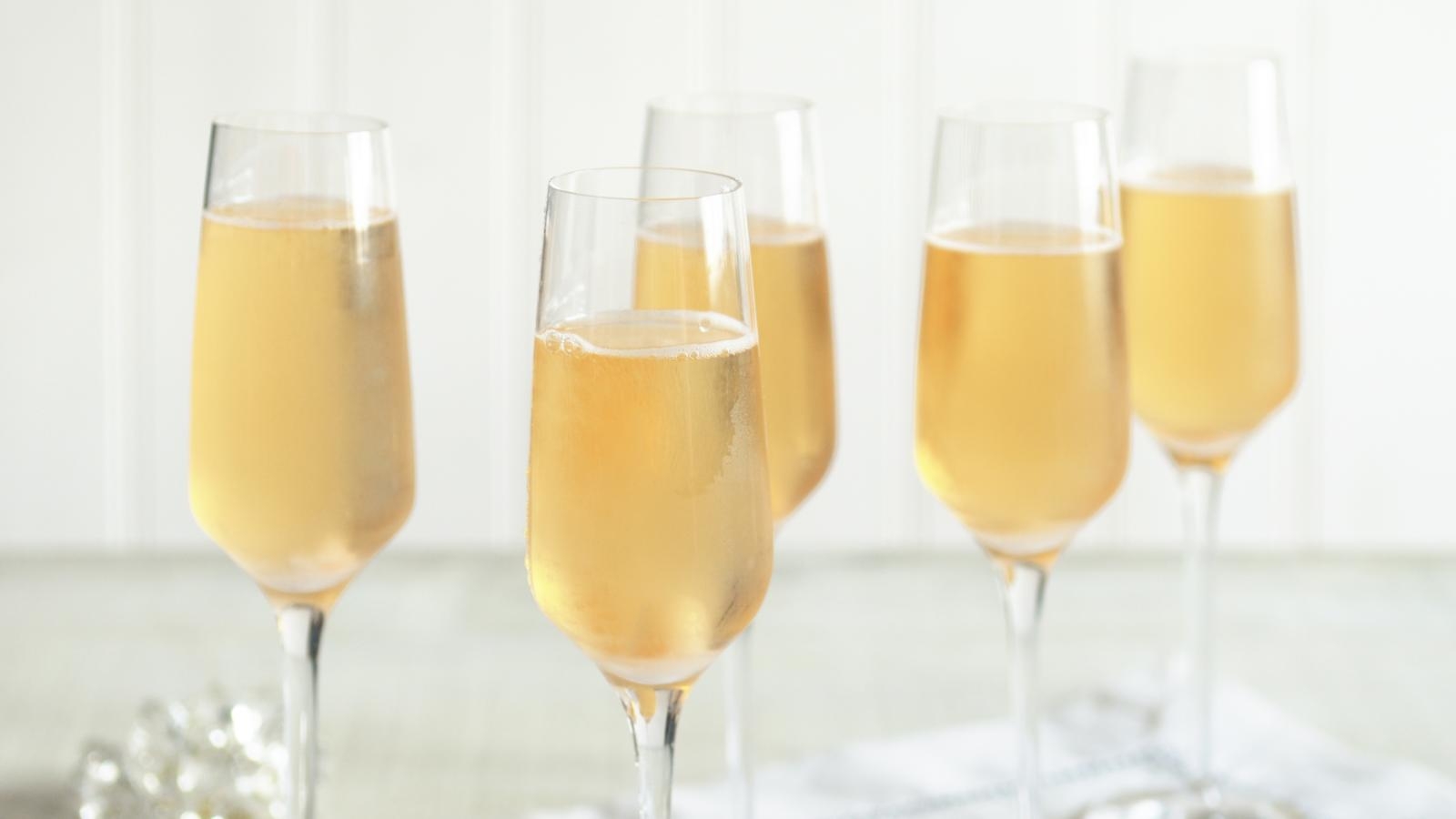  Classic champagne cocktail