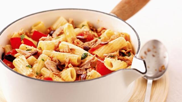 Spicy tuna, tomato and olive pasta