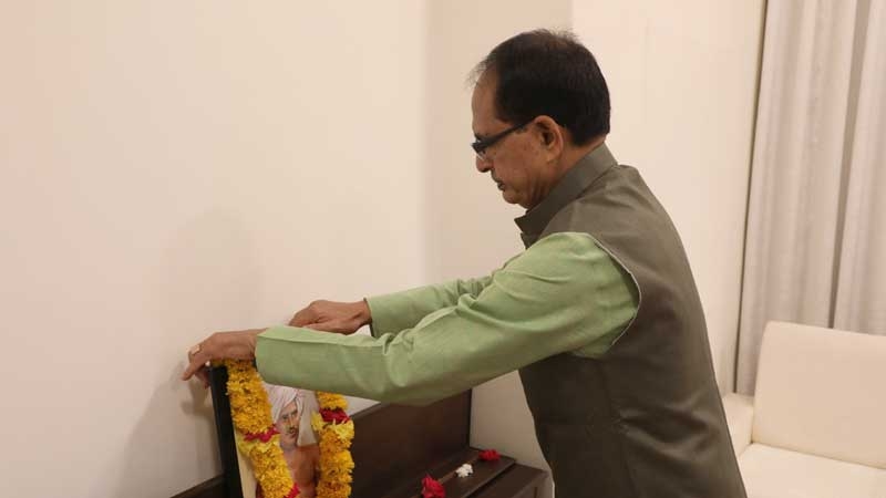 Chief Minister Chouhan garlands portrait of Jan-Nayak Birsa Munda