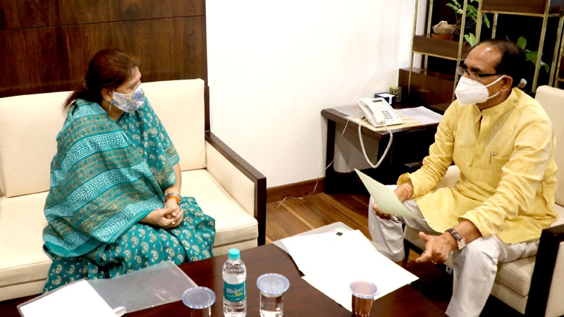 Chief Minister Chouhan discusses Minister one-to-one
