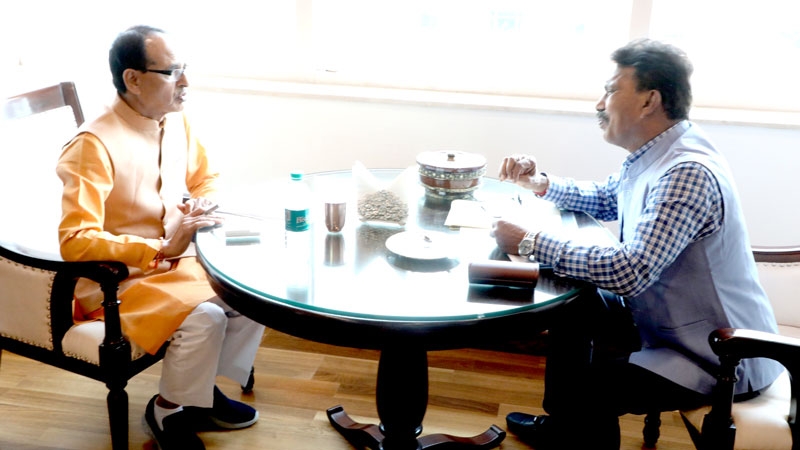 Chief Minister Chouhan held one-to-one discussion with Ministers Tulsi Silawvat and Sushri Usha Thakur