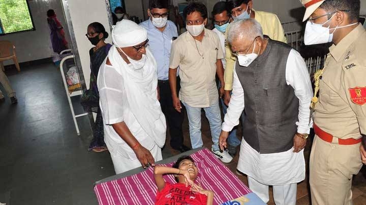 Governor Patel calls on elderly and disabled at Sevadham Ashram in Ujjain
