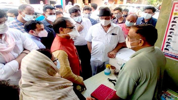Chief Minister Chouhan makes surprise inspection of fair price shop in Indore