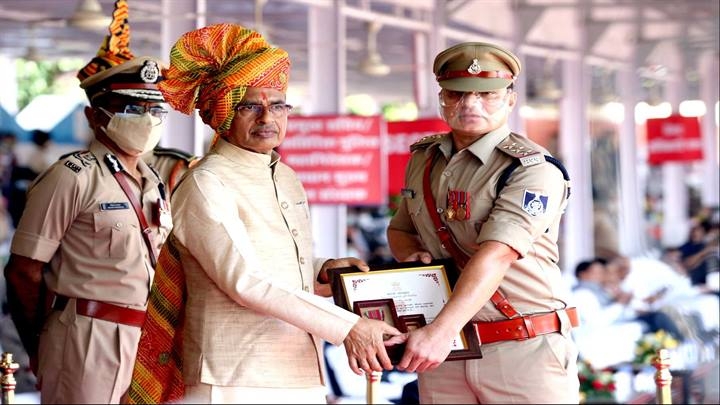 CM Chouhan gives away awards to medal winning police officers