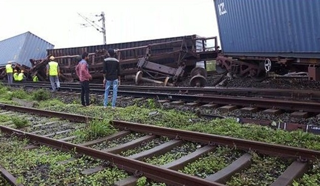Goods train derails in Maharashtra