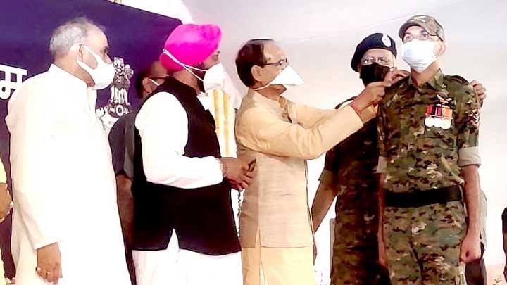 CM Chouhan honors police officers who displayed indomitable courage