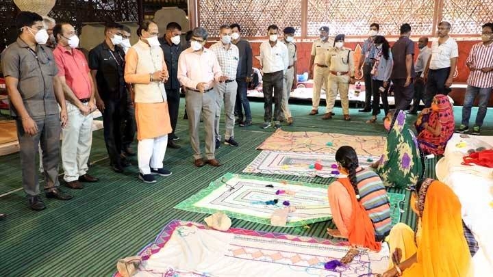Chief Minister Chouhan interacted with the handicraft skills of Kalbelia community