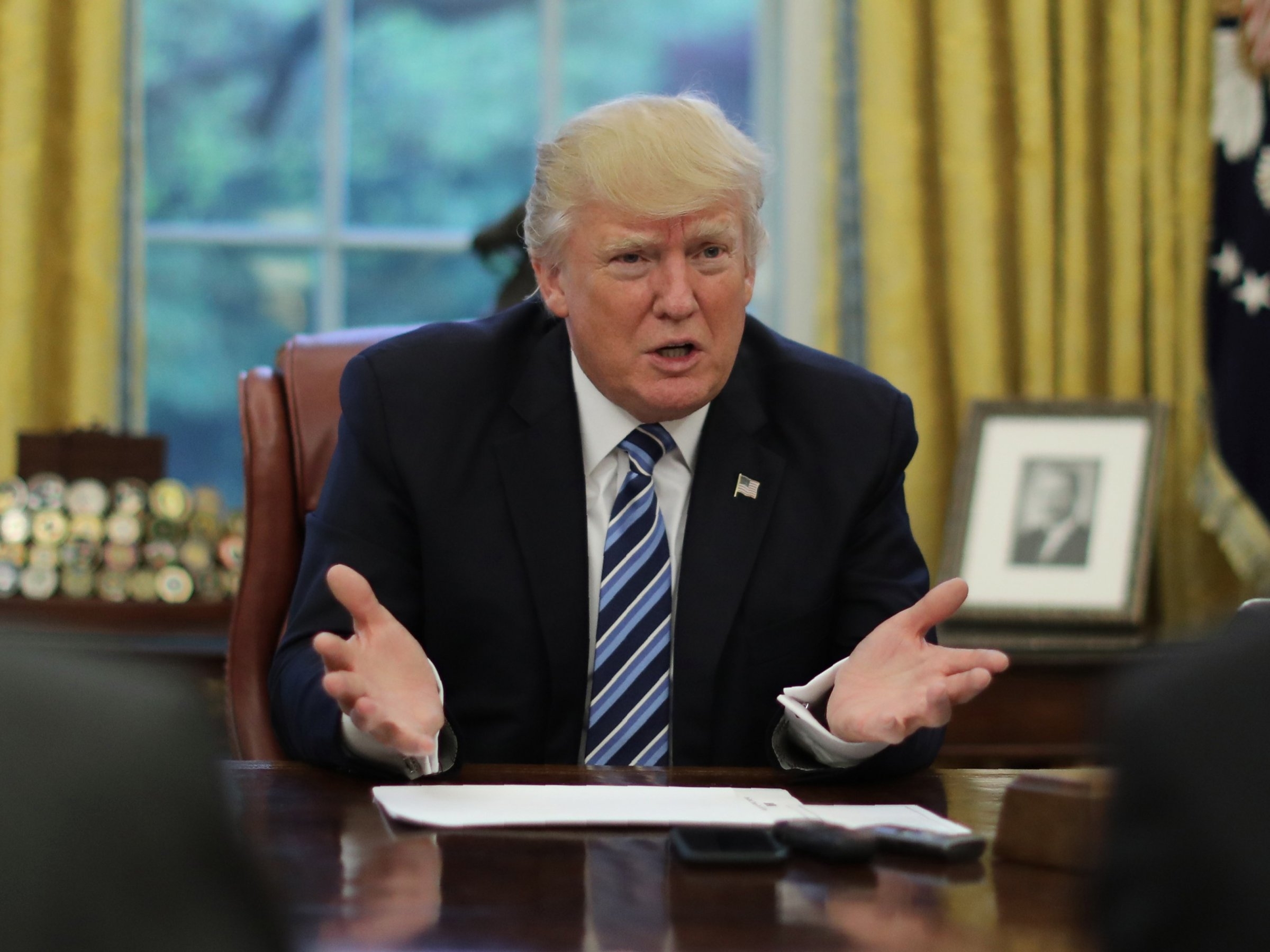  Trump says he s looking at breaking up big banks 