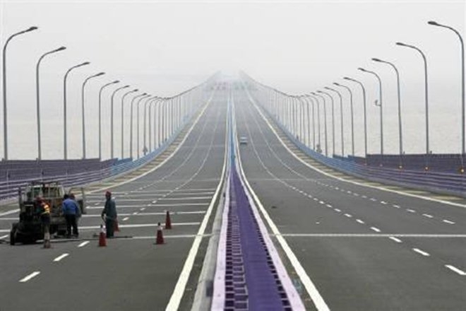  Key component of world s longest cross-sea bridge installed 