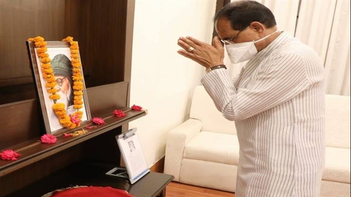 Chief Minister Chouhan pays tribute to Acharya Vinoba Bhave