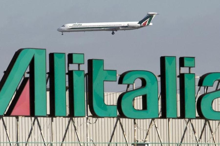  Italy names Alitalia commissioners, announces 600 mn euro bridge loan 