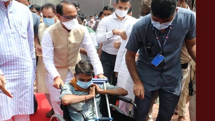 Disabled or senior citizens who cannot come to the center, should be vaccinated at home: CM Chouhan