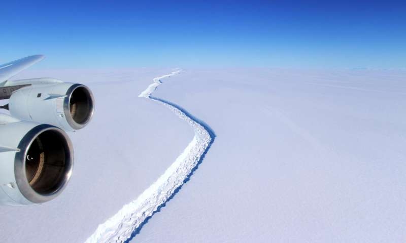  Antarctic ice shelf rift gets second branch 