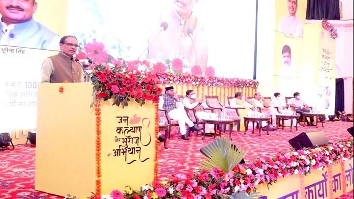 Place for handcart owners and small businessmen must be fixed in city planning: CM Chouhan