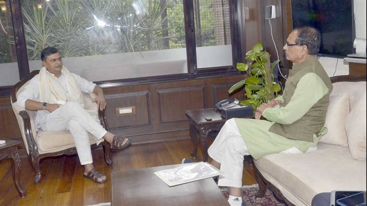 Chief Minister Chouhan calls on Union Energy Minister Singh