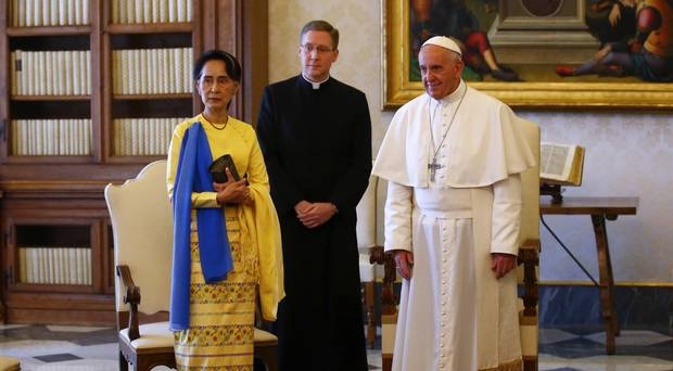  Aung San Suu Kyi meets Pope 