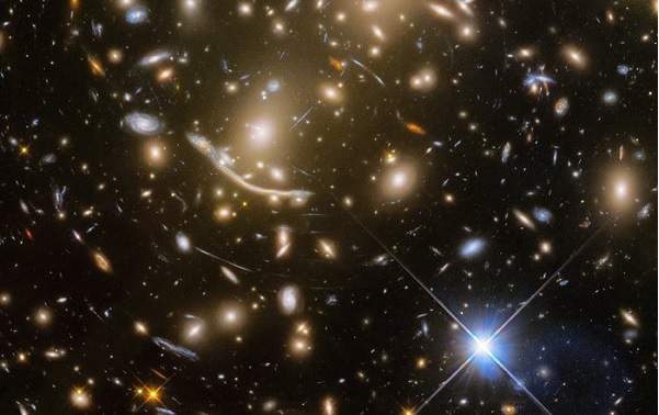  Hubble captures galaxy cluster 6 bn light years away (With Image) 
