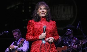  Loretta Lynn suffers stroke, hospitalised 