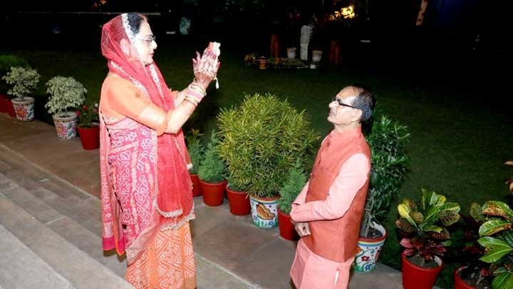 Chief Minister Chouhan and his wife celebrate Karva Chauth