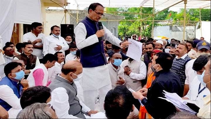 Chief Minister Chouhan offers prayers to Narmada Maiyya with wife in village Jait
