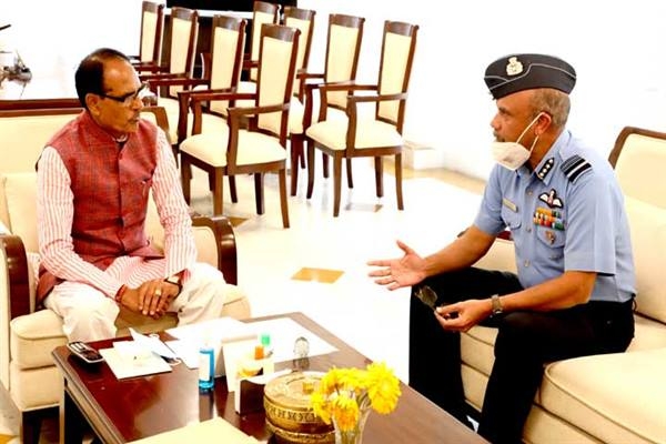 Air Force Commanding-in-Chief RJ Duckworth calls on Chief Minister Chouhan