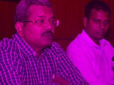  Agra Divisional Commissioner picks up broom 