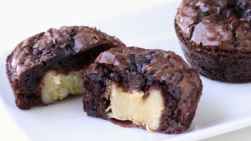 Banana-Stuffed Brownie Cupcakes 