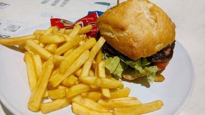  Maharashtra junks  fast foods  from school canteens 