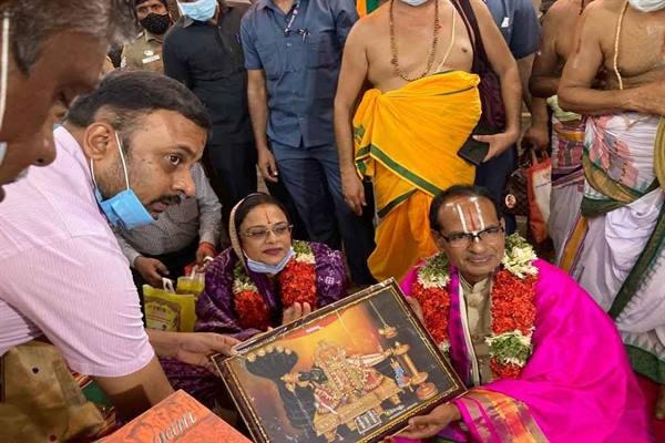Chief Minister Chouhan offers prayers at Srirangam Temple in Tiruchirappalli
