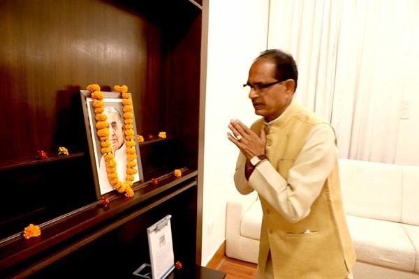CM Chouhan pays tributes to Kailash Joshi on his death anniversary