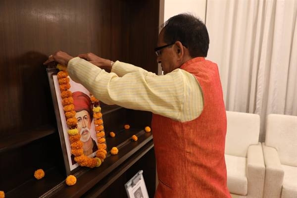CM Chouhan pays homage to Mahatma Phule on death anniversary