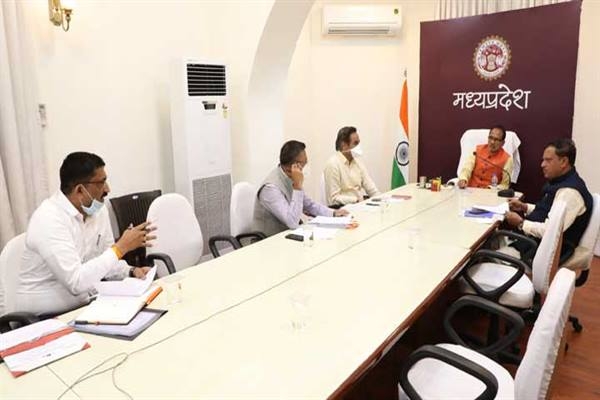 Chief Minister Chouhan reviews fertilizer distribution