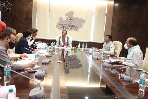 Complete the work of irrigation projects at a fast pace: Chief Minister Chouhan