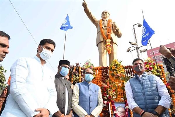 Chief Minister Chouhan paid floral tributes at the statue of Dr. Ambedkar at Board Office Square