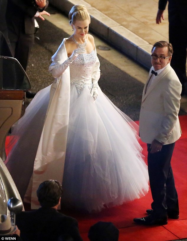  Nicole Kidman puts wedding dress on display at exhibition 