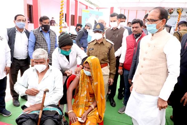 Chief Minister Chouhan inspected the vaccination centre