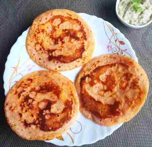 Spicy Tomato Uttapam With Garlic Recipe