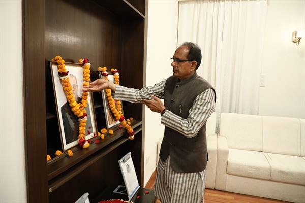 CM Chouhan pays tribute to former President Late. Pranab Mukherjee on his birth anniversary