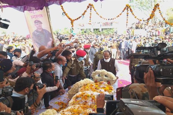 Chief Minister Chouhan paid tributes by reaching Late Vermas home town