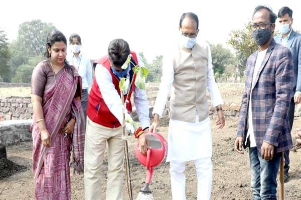 CM Chouhan plants saplings with representatives of R-One INC