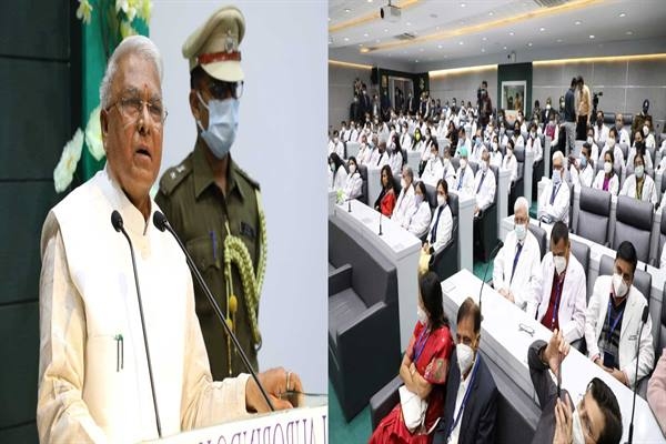 It is the moral responsibility of all of us to have a sense of public service in our conduct : Governor Patel