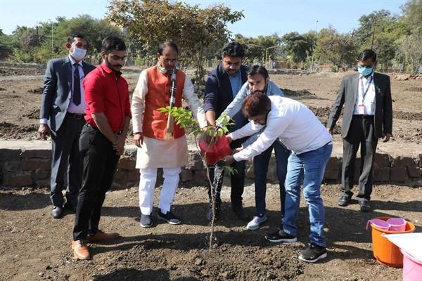 Chief Minister Chouhan Plants Black Rosewood and Bija Saplings in Smart Garden