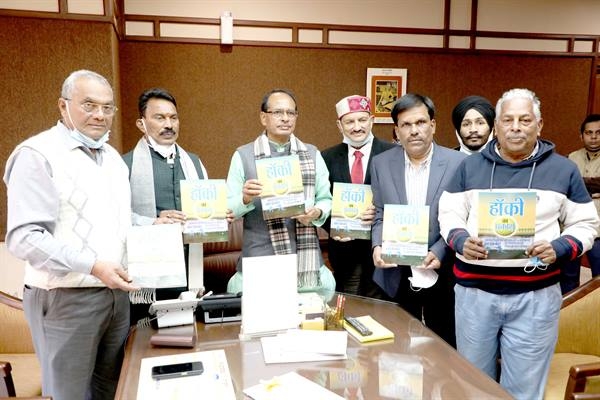 Members of Prakash Hockey Club Indore call on CM Chouhan